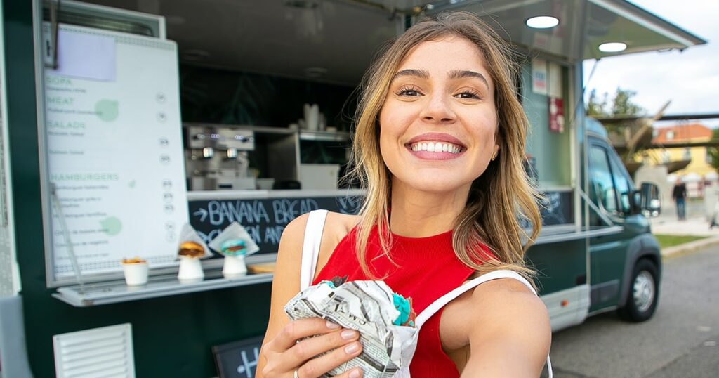 Tras un blanqueamiento dental, cuánto esperar para comer