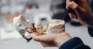 Zirconio, el mejor material para un implante dental